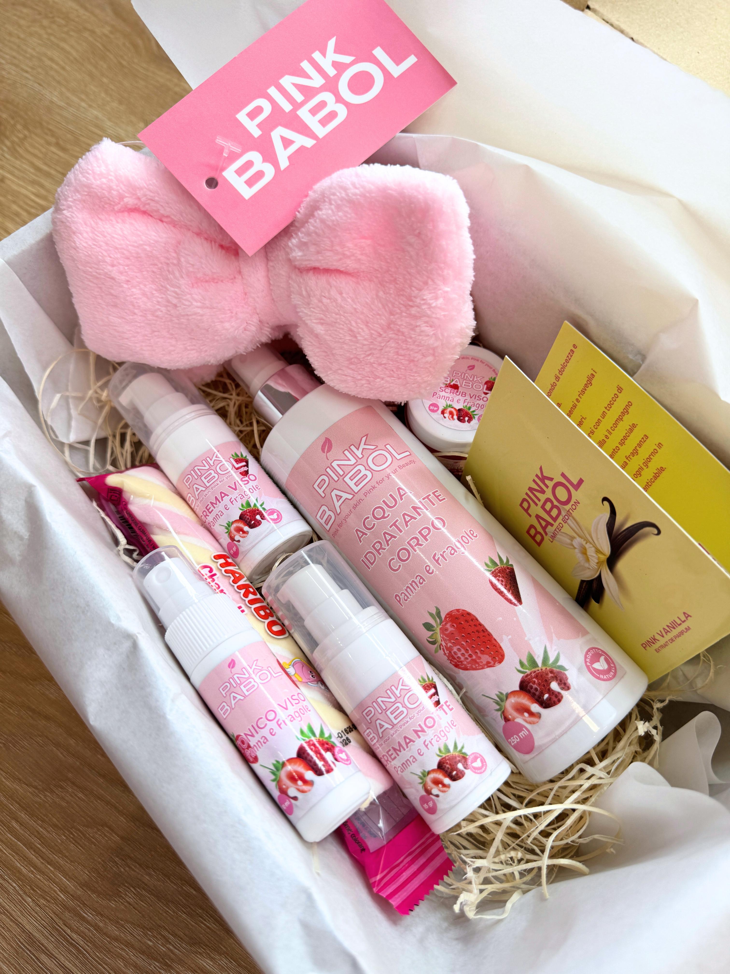 KIT Skincare - Acqua Idratante Corpo, Crema Viso Giorno, Crema Viso Notte, Tonico Viso, Scrub Viso, Fascia Trucco, Profumino, Marshmallow-Pink Babol
