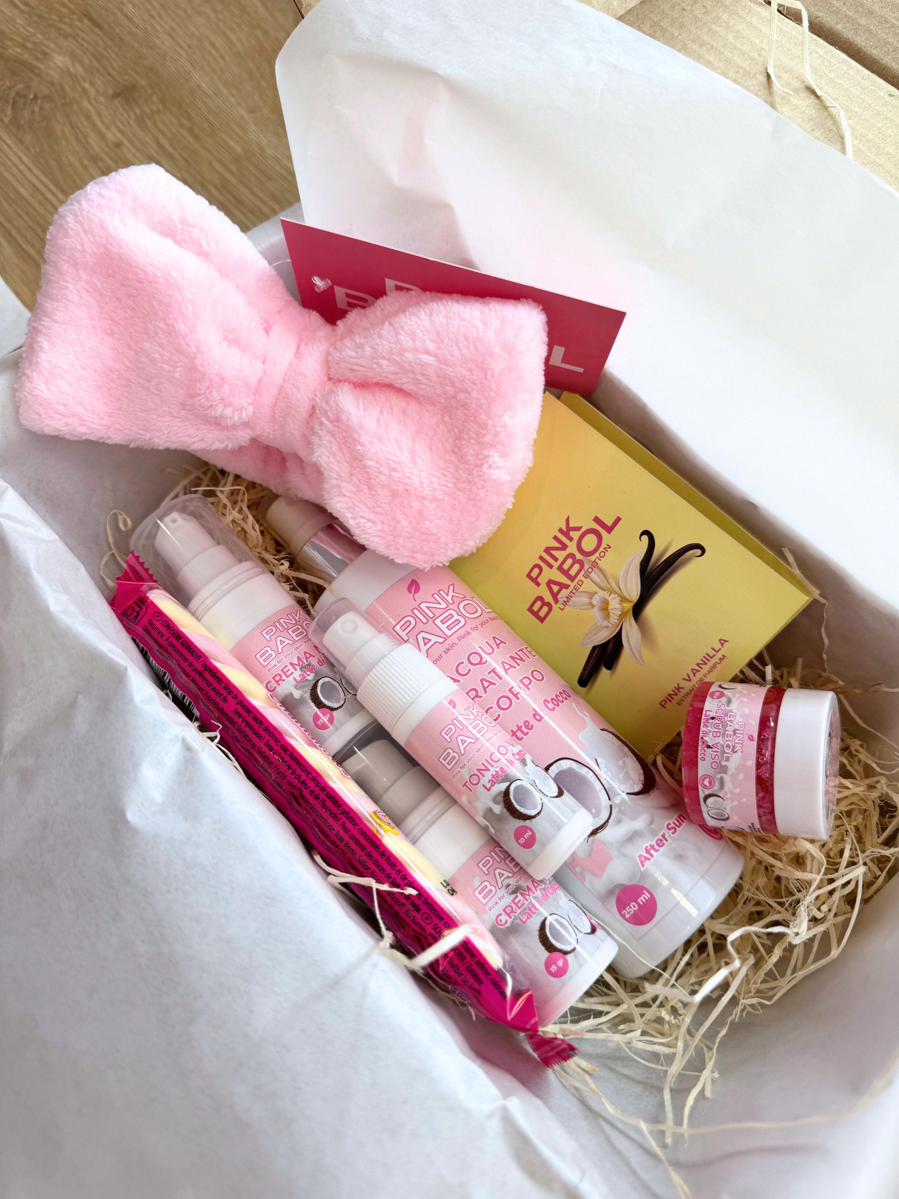 KIT Skincare - Acqua Idratante Corpo, Crema Viso Giorno, Crema Viso Notte, Tonico Viso, Scrub Viso, Fascia Trucco, Profumino, Marshmallow-Pink Babol