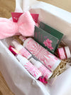 KIT Skincare - Acqua Idratante Corpo, Crema Viso Giorno, Crema Viso Notte, Tonico Viso, Scrub Viso, Fascia Trucco, Profumino, Marshmallow-Pink Babol